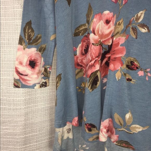 4/$20 Pomelo Blue Floral Soft Shirt Sz M - Picture 4 of 7